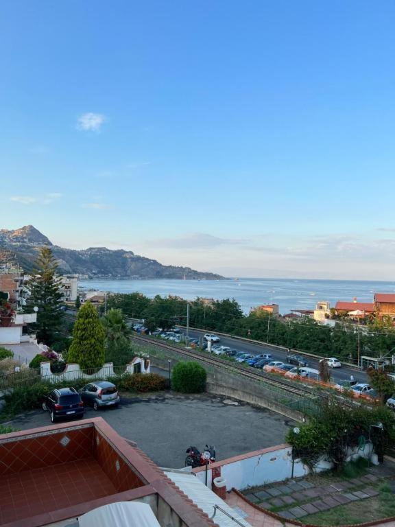 Casa Vacanza Giardini Naxos Taormina Miranaxos Exterior photo